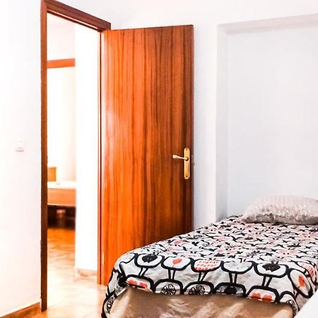 Room In Malaga Center, Homestay "Window To Road" - Habitacion En Apartamento, Ventana A La Careterra! Exteriör bild