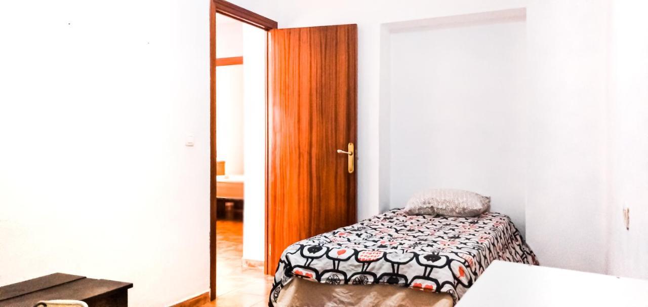 Room In Malaga Center, Homestay "Window To Road" - Habitacion En Apartamento, Ventana A La Careterra! Exteriör bild